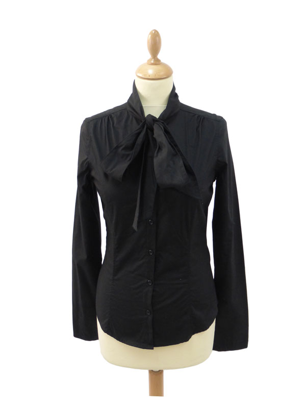 blusa negra stradivarius